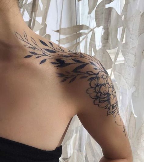 Tatouage épaule femme : Nos 21 plus beaux modèles 19 Tattoo Placement Shoulder, Arm Tattoo Placement, Tattoo Plume, Feminine Shoulder Tattoos, Shoulder Cap Tattoo, Blade Tattoo, Floral Tattoo Shoulder, Small Shoulder Tattoos, Feminine Tattoo Sleeves