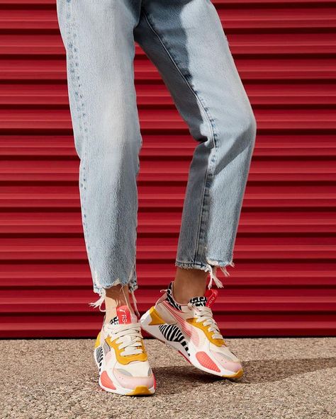 Ladies Sneakers 2023, Sneakers Fashion 2023 Women, Colorful Sneakers Outfit Street Style, Bright Sneakers Outfit, Best Women Sneakers, Womens Sneakers 2023, Colorful Sneakers Outfit, Sneakers Women 2023, Outfit Tenis