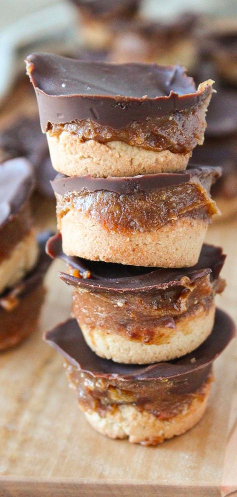 Desserts With Dates, Twix Bites, Date Caramel, More Nutrition, Lost 100 Pounds, Dessert Ingredients, Healthy Sweets Recipes, Healthy Chocolate, Oat Flour