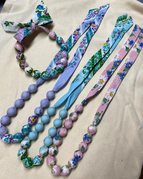 Fabric Bead Necklace Diy, Cloth Jewellery Handmade Diy, Scrap Fabric Jewelry, Fabric Necklaces Ideas, Textile Jewelry Diy, Fabric Jewelry Necklace, Fabric Neckpiece, Fabric Jewelry Handmade, Fabric Necklace Diy