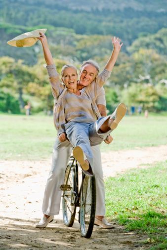 This could have been us... you and me having fun !! What is life more than this ? Older Couple, Grow Old With Me, Growing Old Together, Old Couples, Getting Older, Young At Heart, Old People, Aging Gracefully, Couples In Love