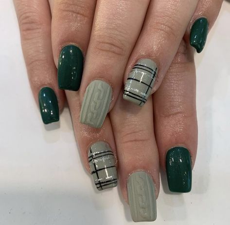 Sweater Nails Green, Fall Nail Designs Army Green, Sage Green Christmas Nails, Square Nail Designs Winter, Autumn Nails Olive Green, Dark Green Plaid Nails, Green Sweater Nails, Olive Green Fall Nail Designs, Short Sweater Nails