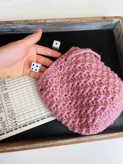 Crochet Dice Bag - Free Pattern! Dice Bag Crochet Pattern, Dice Bag Pattern, Crochet Dice Bag, Crochet Dice, Plastic Bag Crochet, Crochet Hat With Brim, Bobble Crochet, Purse Design, Handbags Design