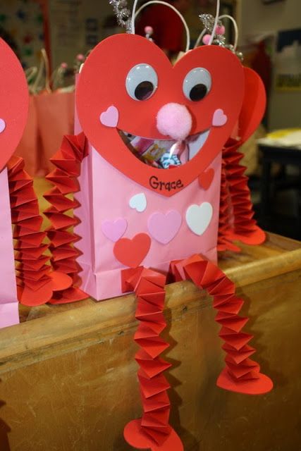 little pumpkin grace: Some serious cuteness going on here! Make sure to look through all of her V-Day ideas!!!! Valentine Candy Bags, Diy Valentines Box, Valentines Class Party, Valentines Day Bags, Kindergarten Valentines, Valentine Card Box, Valentinstag Party, Valentine's Day Crafts For Kids, Valentine Day Boxes