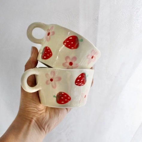 Pottery Strawberry Mug, Painted Cup Designs, Hand Painted Pottery Strawberries, Cute Painted Ceramics, Painted Cup Ideas, Diy Cup Painting, Diy Cup Ideas, Paint Ceramics Ideas, Cute Hand Painted Mugs