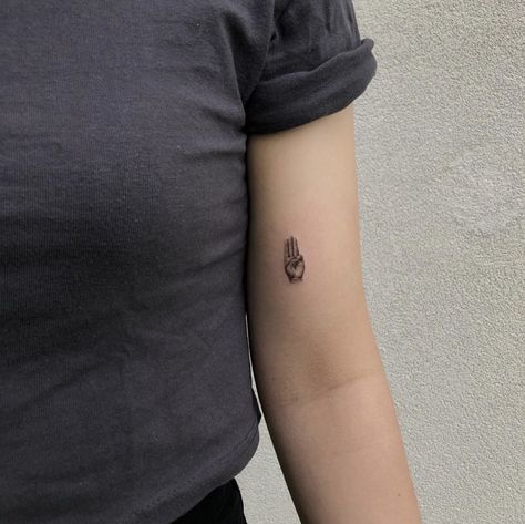 Mockingjay Tattoo, Hunger Games Tattoo, P Tattoo, Bookish Tattoos, Bestie Tattoo, Gaming Tattoo, B Tattoo, Cool Small Tattoos, Book Tattoo