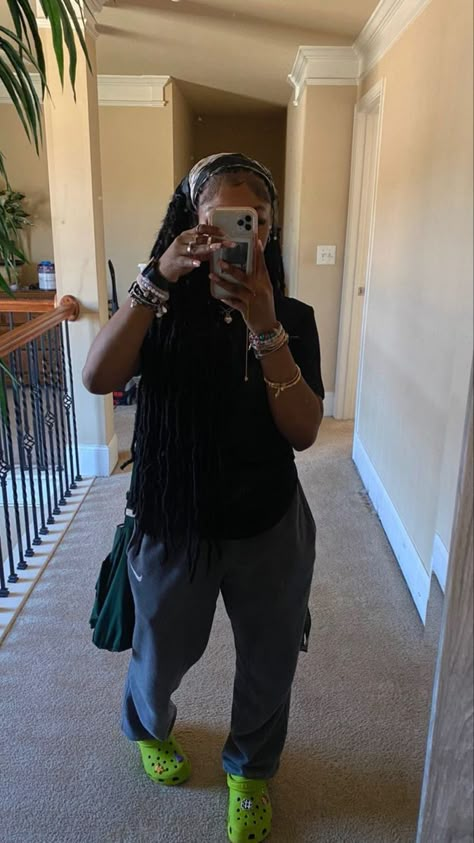 Dark Gray Joggers Outfit, Cozy Baddie Outfits, Cozy Hairstyles Casual, Outfits Black Women School, Lazy Outfits For School, Chill Day Outfit, Chill Outfits For School, Cute Chill Outfits, Bummy Outfits