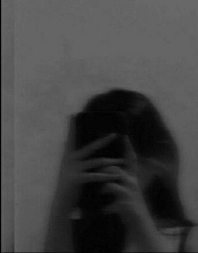 Black And White Mirror Selfie Aesthetic, Black And White Mirror Selfie, Mirror Selfie Black, Black And White Mirror, Black And White Girl, White Mirror, Girls Dp, Aesthetic Girl, The Old