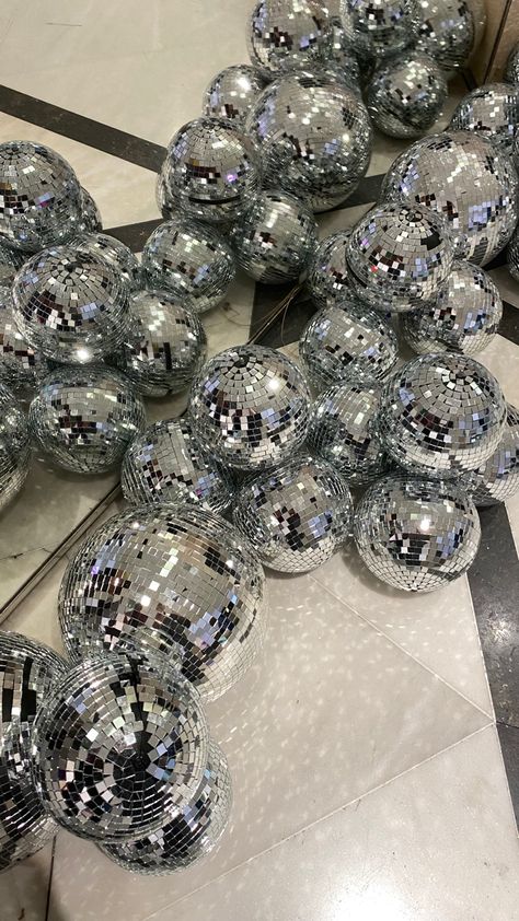 Mirrorball Party Decor, Mirrorball Decor, Disco Ball Picture, Mirrorball Birthday, Mirrorball Party, 18th Party Ideas, Birthday Cale, Disco Ball Party, Disco Ball Decorations