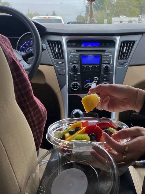 Roadtrip Car Aesthetic, Beach Roadtrip Aesthetic, Car Snacks Aesthetic, Family Car Trip Aesthetic, Road Trip Vibes Aesthetic, Roadtrip Snacks Aesthetic, Family Roadtrip Aesthetic, Living On The Road Aesthetic, Road Trip With Boyfriend Aesthetic