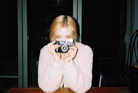 rosé pics on Twitter: "roses_are_rosie: *snap*… " Blackpink Rosé Instagram, Rosé Girlfriend Material, Rosé Lq, Instagram Roses, จีซอง Nct, Rose Video, Rosé Instagram, Rose Icon, Victor Hugo