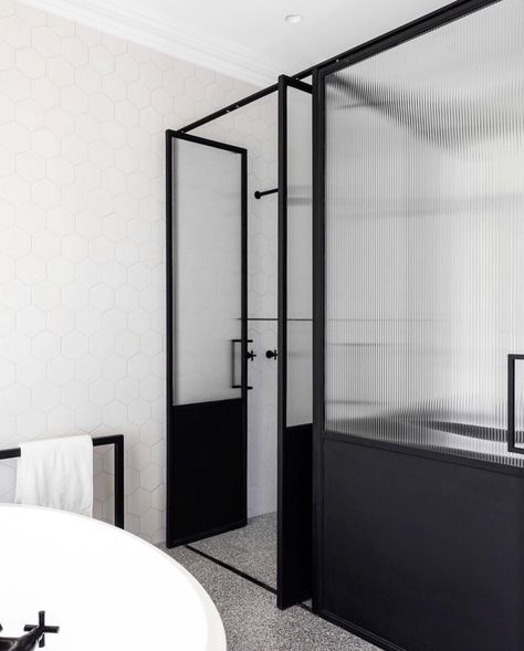 • Z + S Design Crush • Fluted glass 👊🏻 There’s no denying that fluted glass is damn sexy. Pair it with Matt black steel framing, and it adds a sophisticated New York vibe to any space 👊🏻 It’s also great at providing privacy, adding texture and diffusing light and that's why fluted glass gets the Z + S tick of approval ✔️👯‍♀️  Follow us on Instagram and Pinterest for more design tips and inspo. Black Bathroom Taps, Porte In Ferro, Wall Interior, Interior Design Awards, Bathroom Taps, Bathroom Trends, Flute Glass, Contemporary Bathrooms, Bath Tub