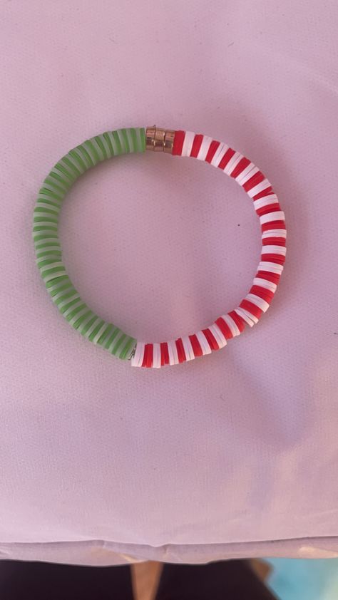 Grinch Friendship Bracelet, Elf Friendship Bracelet, Grinch Bracelet Ideas, Xmas Friendship Bracelets, Christmas Themed Bracelets, Christmas Bracelet, Grinch, Friendship Bracelets, Craft Projects