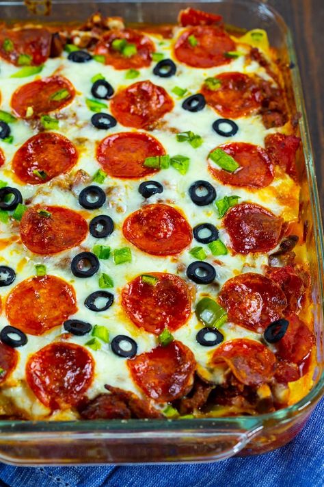 Pizza Bake Casserole, Casserole Pizza, Pepperoni Pizza Casserole, Pizza Pasta Casserole, Cheesy Lasagna, Pizza Pasta Bake, Pizza Lasagna, Best Side Dish, Turkey Pasta