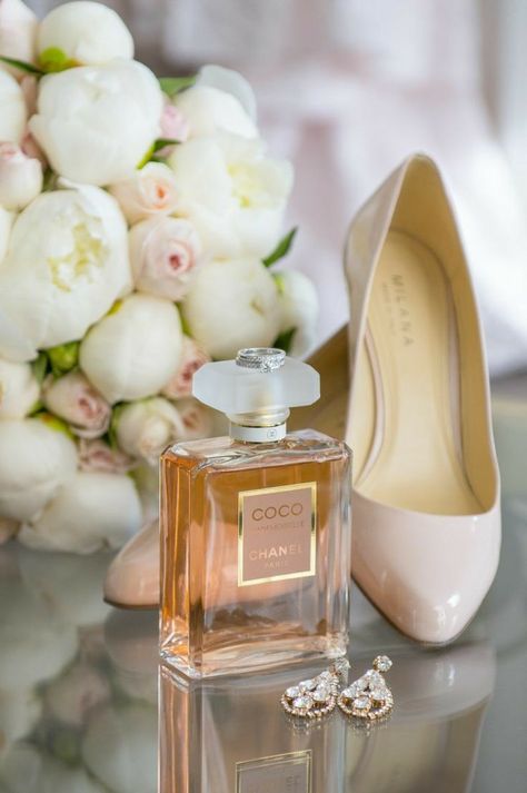 Wedding Scents, Wedding Day Perfume, Wedding Accessories Photography, Coco Chanel Perfume, Lotion Organization, Perfume And Lotion, خواتم خطوبة, Wedding Perfume, Wedding Portrait Poses