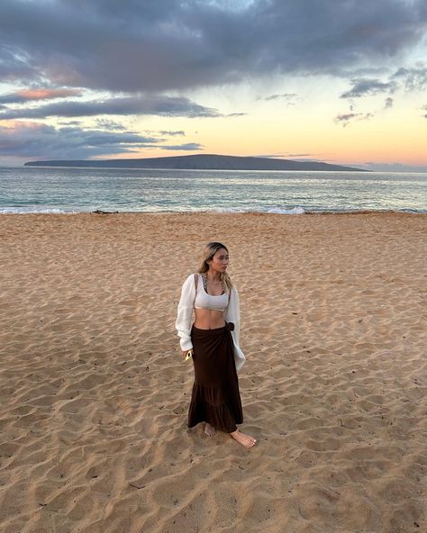 Long Brown Maxi Skirt Outfit, Brown Beach Outfit, Brown Maxi Skirt Outfit, Beach Skirt Outfit, Sunrise On The Beach, Brown Maxi Skirt, Brown Maxi Skirts, Outside Lands, Full Sleeve Top