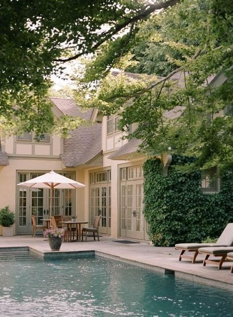 Hamptons Victorian House, Hamptons Mansion Interior, Hamptons Backyard Landscaping, Hamptons Summer House, House In Hamptons, Hampton Homes Exterior, Small Hamptons House, Hamptons House Aesthetic, Hamptons Pool House