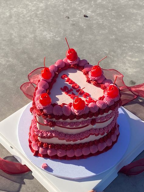 Retro birthday cake. Pink and red with cherries Retro Birthday Cake, Simple Cake Design, 26 Birthday Cake, Heart Cake Design, Birthday Cake Pink, Red Birthday Cakes, 25th Birthday Cakes, Vintage Birthday Cakes, 21st Cake