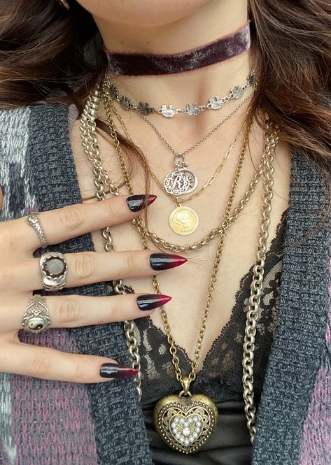 Emo Gold Jewelry, Necklace Stack Grunge, Mix Metal Jewelry Aesthetic, 90s Grunge Jewelry, Goth Gold Jewelry, Grunge Tights, Earthy Goth, Mexican Clothes, Alt Jewelry