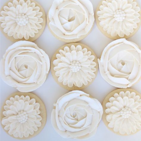 Butter Cream Icing Easy, Frost A Cake, Buttercream Cookies, Floral Cookies, Buttercream Icing Recipe, Wedding Shower Cookies, Flower Sugar Cookies, Jenny Cookies, Buttercream Decorating