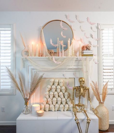 Skull Fireplace, Neutral Halloween Decor, Halloween Entryway, Neutral Halloween, Halloween Mantle Decor, Halloween Living Room, Diy Skulls, Halloween Tablescape, Halloween Mantle