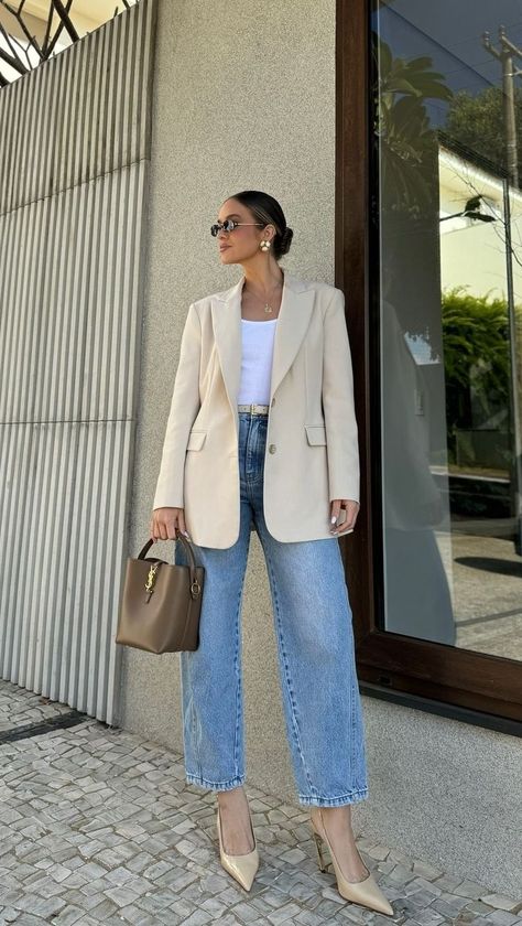 Creamy Blazer Outfit, Vanilla Blazer Outfit, Cream Jacket Outfits For Women, Beige Blazer And Jeans Outfit, Tuesday Office Outfit, Formal Sweater Outfit, Nude Shoes Outfit Work, Outfits Blazer Beige, Light Beige Blazer Outfit