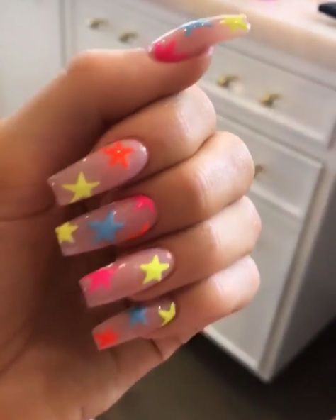 Kylie Jenner Nails on Instagram: “Colourful neon star nails ⭐️ by @chaunlegend” Acrylic Nails Kylie Jenner, Coachella Nails, Kylie Nails, Kylie Jenner Nails, Unghie Sfumate, Summer Acrylic Nails, Rainbow Nails, Star Nails, Neon Nails