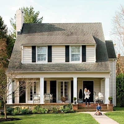 cream siding with black shutters - Yahoo Search Results Black Shutters, 1920s House, Elements Of Style, Country Style Homes, Exterior Paint Colors, Cottage Living, Country House Decor, Colonial House, Paint Colors For Home