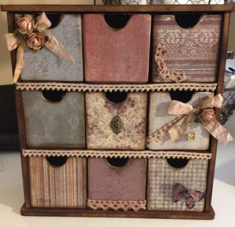 Espectaculares 12 Ideas De Organizadores Hechos Con Cajas De Cartón. ¡Te Van A Encantar!. | Manualidades eli... Diy Storage Boxes, Altered Boxes, Cardboard Furniture, Diy Cardboard, Fabric Christmas Ornaments, Shabby Vintage, Cardboard Crafts, Diy Box, Craft Storage