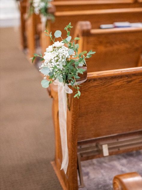 Inspo for neutral/white aisle flower bouquets! #wedding #weddingflowers #neutral Church Pew Flowers, Church Pew Decorations, Pew Flowers, Round Wedding Tables, Pew Decorations, Church Wedding Flowers, Pew Ends, Chelsea Wedding, Church Wedding Decorations