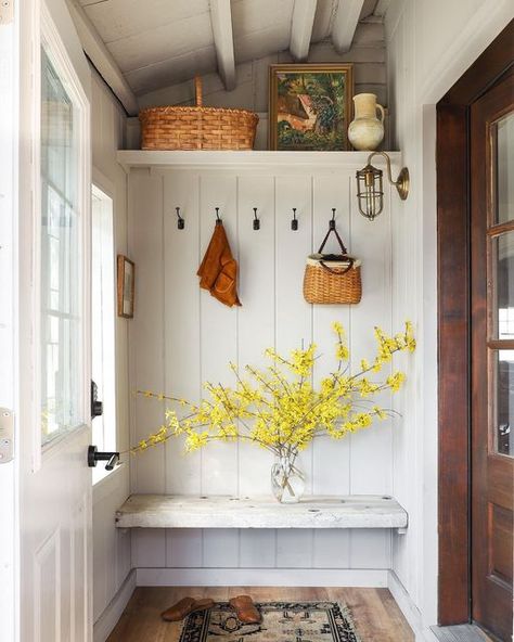 Farmhouse Mudroom, I Spy Diy, Mudroom Entryway, Room Transformation, Small Home Office, Laundry Mud Room, Cool Rooms, Decoration Design, Victorian Homes