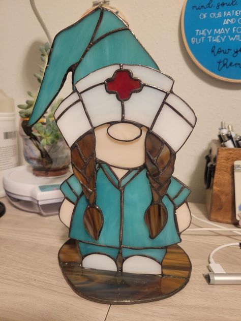 Gnome Stained Glass Patterns, Funny Stained Glass Patterns, Stainglass Pattern, Yard Gnomes, Stained Glass Patterns Free, Modern Stained Glass, Glass Fusion Ideas, Stained Glass Angel, Stained Glass Decor