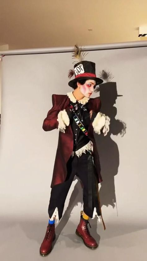 Mad Hatter Cosplay Men, Mad Hatter Costume Male, Mad Hatter Makeup Men, Mad Hatter Costume Men, Mens Mad Hatter Costume, Tim Burton Halloween Costumes, Mad Hatter Outfit, Mad Hatter Makeup, Mad Hatter Halloween Costume