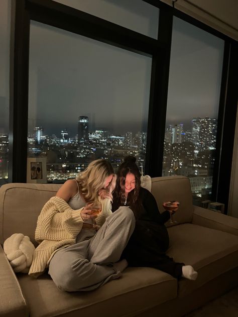 #citylife #chicago #bestfriend Vision Board Chicago, Living With Best Friend Apartment Aesthetic, House With Best Friend, Living With Bestie, La Life Aesthetic, Friends In Apartment, Best Friend Living Together, Apartment With Best Friend, Chicago Girl Aesthetic