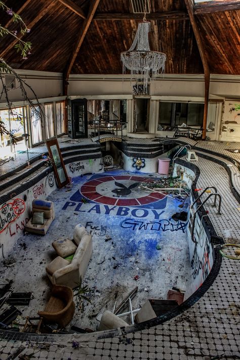 An abandoned Playboy mansion in Tennessee Disneyland Florida, Abandoned Mansion For Sale, Urban Exploration Photography, Abandoned Asylums, Abandoned Mansion, Abandoned Things, Abandoned House, Its A Mans World, Mansions For Sale