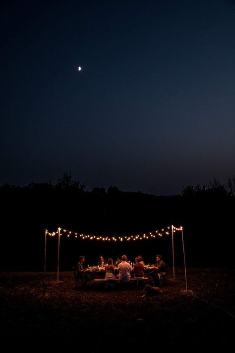 Dinner Party Aesthetics, Under The Stars Birthday Party Ideas, Fairy Light Dinner Party, Outdoor Night Party, Stars Party Ideas, Simple Backyard Party, Summer Dinner Party Aesthetic, Dinner Party Outside, Under The Stars Party