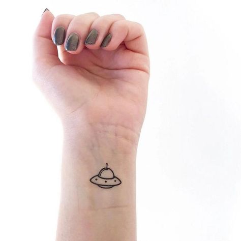 Spaceship Tattoo Minimalist, Spaceship Tattoo, Tattoo On The Wrist, Tato Flash, Ufo Tattoo, Alien Tattoo, Stick N Poke Tattoo, Doodle Tattoo, Ship Tattoo