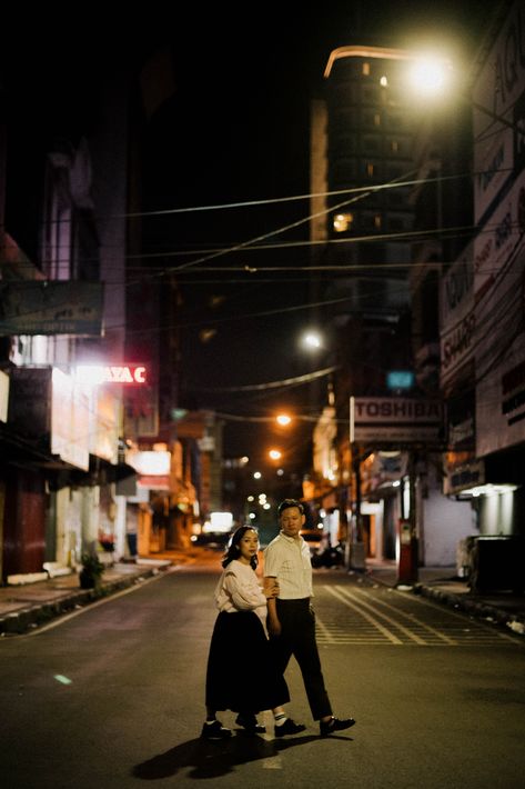 Wedding Night Picture Ideas, Night Wedding Photography Outdoor, Retro Prenup Shoot, Night Wedding Photoshoot, Prenup Night Shoot, Night Photography Couple, Pre Wedding Night Shoot, Night Street Couple Photoshoot, Couples Night Photography