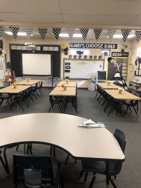 Classroom Table Arrangement, Black And White Classroom Decor, Middle School Classroom Themes, Classroom Desk Arrangement, White Classroom Decor, Black And White Classroom, Classroom Seating Arrangements, White Classroom, Teaching Classroom Decor