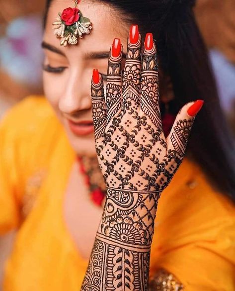 Mehandi Rasam Photography, Mehndi Girls Poss, Mehndi Closeup, Mehndi Shoot Wedding Photography, Mehndi Poses For Bride, Mehandi Poses, Mehendi Pose, Blouse Design Wedding, Mehendi Photography Bridal