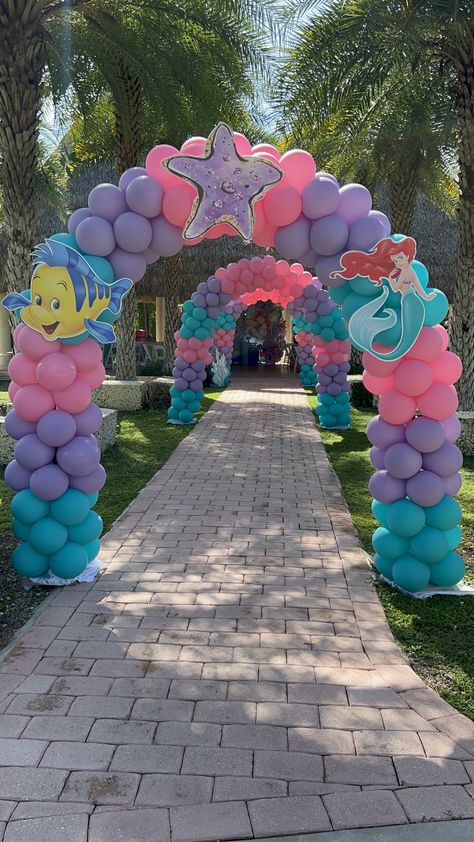 Ariel Bday Party Ideas, Baby Ariel Birthday Party, Little Mermaid Balloon Arch, Ariel Party Ideas, Ariel Backdrop, Mermaid Birthday Party Decorations Diy, Balloon Entrance, Little Mermaid Decorations, Party Balloon Arch