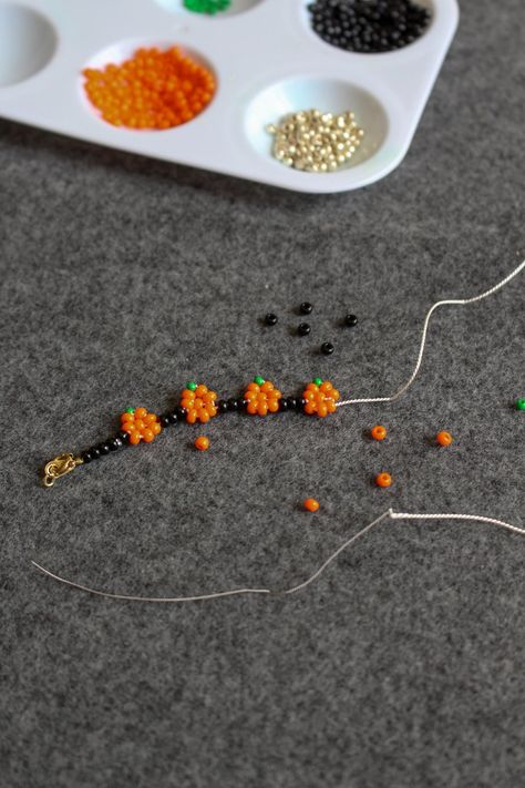 Cute Halloween Beaded Bracelets, Seed Beaded Halloween Earring Patterns, Orange Diy Crafts, Pony Bead Pumpkins, Pumpkin Jewelry Diy, Beading Ideas Bracelets, Beaded Pumpkin Bracelet, Seed Bead Halloween Jewelry, Pumpkin Beaded Bracelet