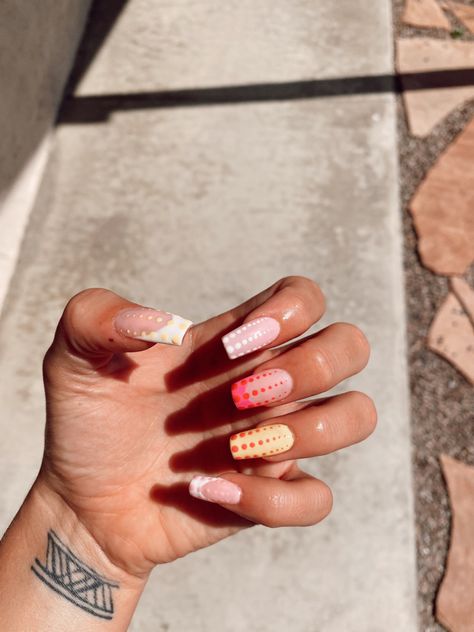 Ombre Dot Nails, Ombre Dots Nails, Summer Vibes Nails, Dotted Nail Art, Simple And Cute Nails, Nails Ideas For Summer, Trendy Summer Nails 2023, Cute Nails Ideas, Dotted Nails