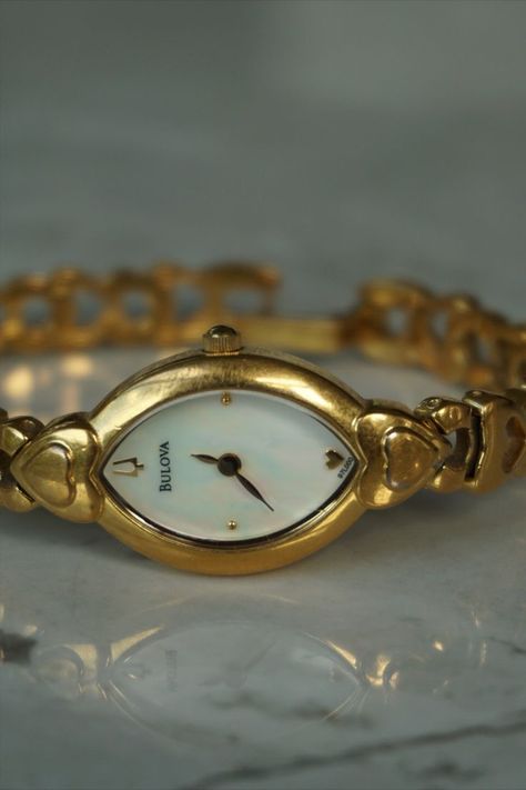 Cool Vintage Watches, Trendy Watches Women 2022, Gold Heart Watch, Retro Watches Vintage, 90’s Jewelry, Vintage Watches Women Classy, Jewlrey Aesthic, Watches Women Vintage, 90s Watch