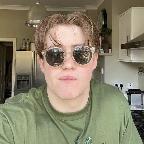 Kit Connor Icons, Heartstopper Icons, Nick Nelson, Lipstick Stain, Kit Kat, Future Boyfriend, Green Aesthetic, Round Sunglass Men, Comme Des Garcons