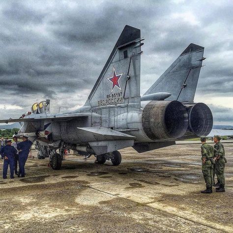 #Repost @military_universe Микоян Миг-31 Mikoyan Mig-31 Foxhound & its Enormous engines! by militarytopics Mig 31, Russian Fighter Jets, Jet Fighter Pilot, Russian Fighter, Russian Air Force, Airplane Fighter, Military Hardware, Military Airplane, Military Pictures