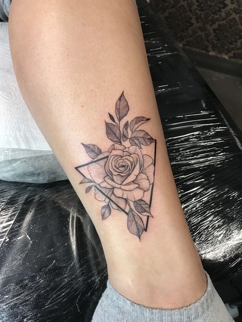 Tricep Tattoos Women, Geometric Rose Tattoo, Men Flower Tattoo, Tricep Tattoos, Ear Tattoo Ideas, Ankle Tattoos For Women, Tattoos For Women Flowers, Beautiful Tattoo, Tattoo Feminina