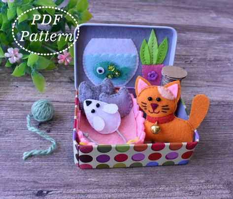 This PDF Pattern will give you instructions to make Miniature Cat Felt Play Set!!! 😺😺😺 box size 2.56 x 3.54 inches, height 0.98 inches (or 6.5 x 9 cm. Tiny Cozy House, Hello Dollies, Mint Tin Crafts, Tin Ideas, Cat Felt, Tin Crafts, Felt Toys Diy, Miniature Cat, Accessoires Barbie