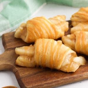 Apple Pie Crescent Rolls (Easy 3 Ingredient Recipe!) Apple Pie Croissants, Orange Crescent Rolls, Apple Crescent Roll Recipes, Dessert Croissant Recipe, Apple Crescent Roll Dessert, Crescent Roll Desserts, Apple Pie Crescent Rolls, Crescent Roll Pies, Crescent Rolls Recipes