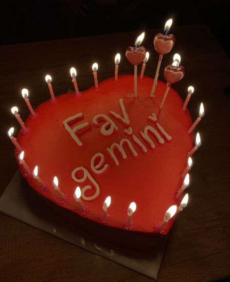 Gemini Season Cake, Gemini Szn Cake, Birthday Cake Gemini, 22 Birthday Cakes, Gemini Cake Ideas, Gemini Birthday Cake, Gemini Cake, 17th Cake, Gemini Princess